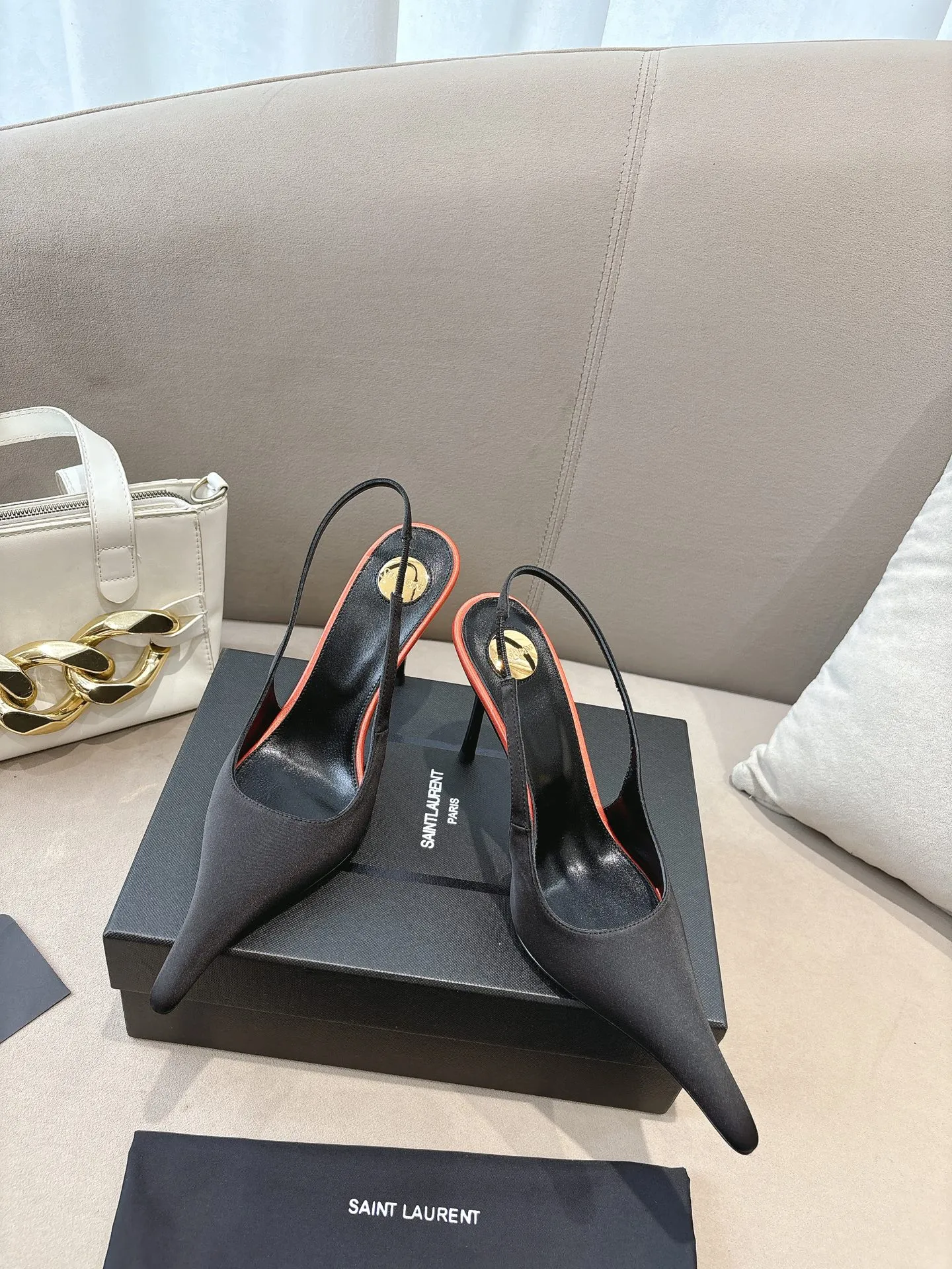 👟👟Ex-factory price 600👟👟 Saint Laurent ysl 25ss/autumn and winter ready-to-wear series catwalk style high heels. The toe and contrasting color design make the final effect quite impressive. Different colors also look good. Straight and curved heels are optional. Only YSL understands women’s hearts best and does not accept refutation. It is a super invincible feminine artifact, a must-have for women (z-brand full-body customization, own molded hardware accessories, perfect consistency) ✔ Upper: imported cow patent leather ✔ Inner lining: imported 🐑 goat leather ✔ Sole: imported genuine leather outsole ✔ Heel height: 10.5cm ✔ Size: 36-39 (40, 41, 42 can be customized and cannot be returned or exchanged) (Full set of packaging)